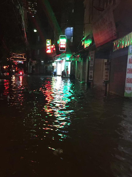 Hà Nội lại ngập nghiêm trọng trong mưa lớn tối 20/8 - Ảnh 3 Ha Noi lai ngap nghiem trong trong mua lon toi 20/8 - Anh 3