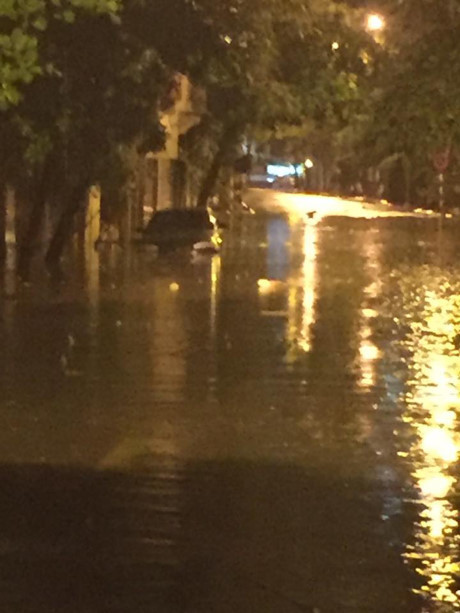 Hà Nội lại ngập nghiêm trọng trong mưa lớn tối 20/8 - Ảnh 1 Ha Noi lai ngap nghiem trong trong mua lon toi 20/8 - Anh 1