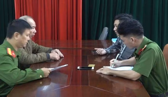 Lê Phú Tuấn (góc trái) tại cơ quan Công an. (Ảnh: CACC)