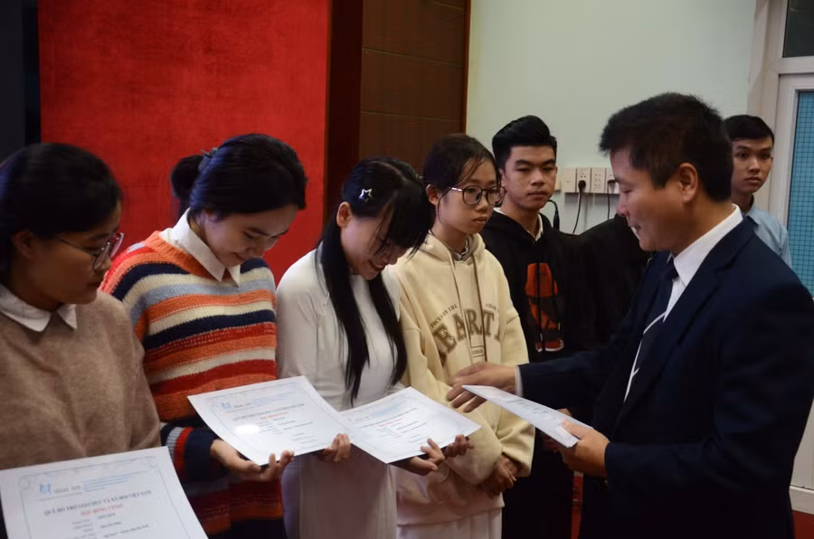 TS Bùi Văn Lợi - Phó Giám đốc ĐH Huế trao học bổng cho sinh viên có hoàn cảnh khó khăn.