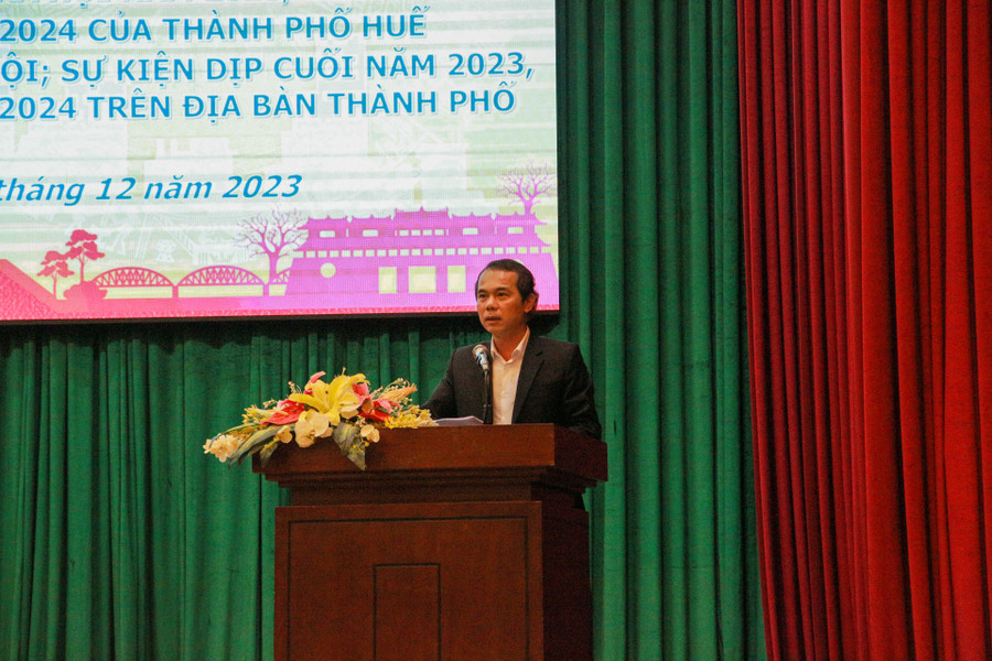 Ông Võ Lê Nhật - Chủ tịch UBND TP Huế trao đổi tại buổi họp báo.