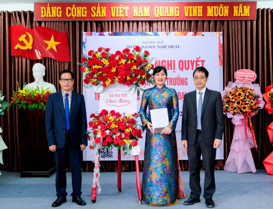 PGS.TS Lê Anh Phương - Giám đốc ĐH Huế (bên trái) trao quyết định cho TS Đỗ Thị Xuân Dung - Phó Giám đốc ĐH Huế kiêm giữ chức vụ Hiệu trưởng Trường ĐH Nghệ thuật - ĐH Huế.