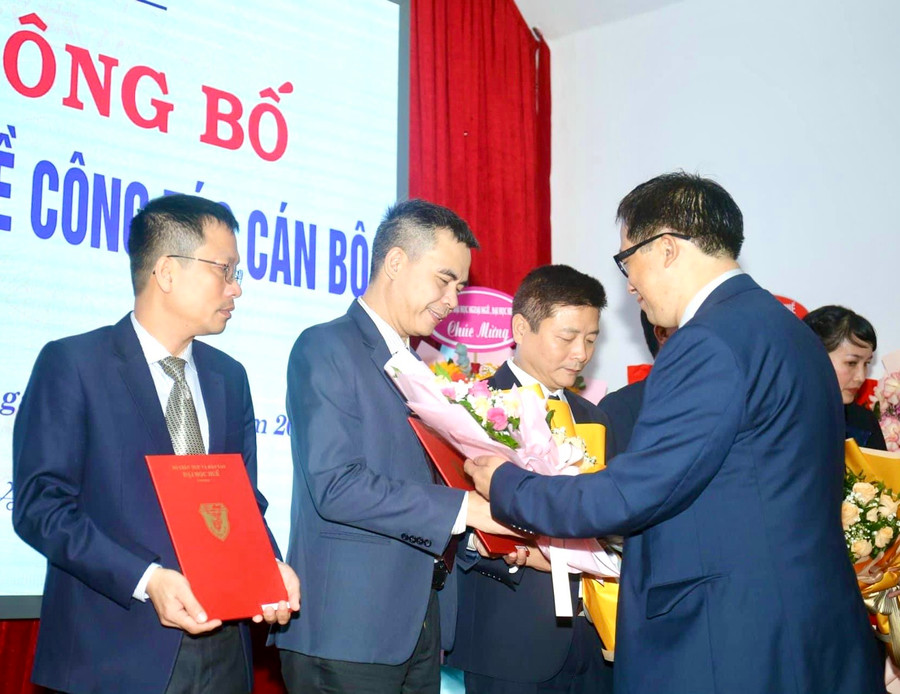 Lãnh đạo ĐH Huế trao các quyết định về công tác cán bộ.