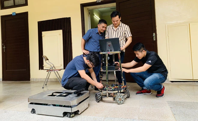 TS Ngô Mạnh Tiến và sản phẩm robot dạng người.