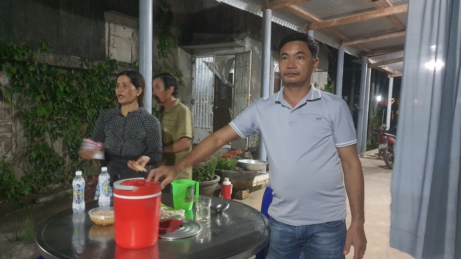 Anh Lê Minh Tuấn cùng vợ lo bữa ăn cho các hành khách gặp nạn. Anh Lê Minh Tuấn cùng vợ lo bữa ăn cho các hành khách gặp nạn.