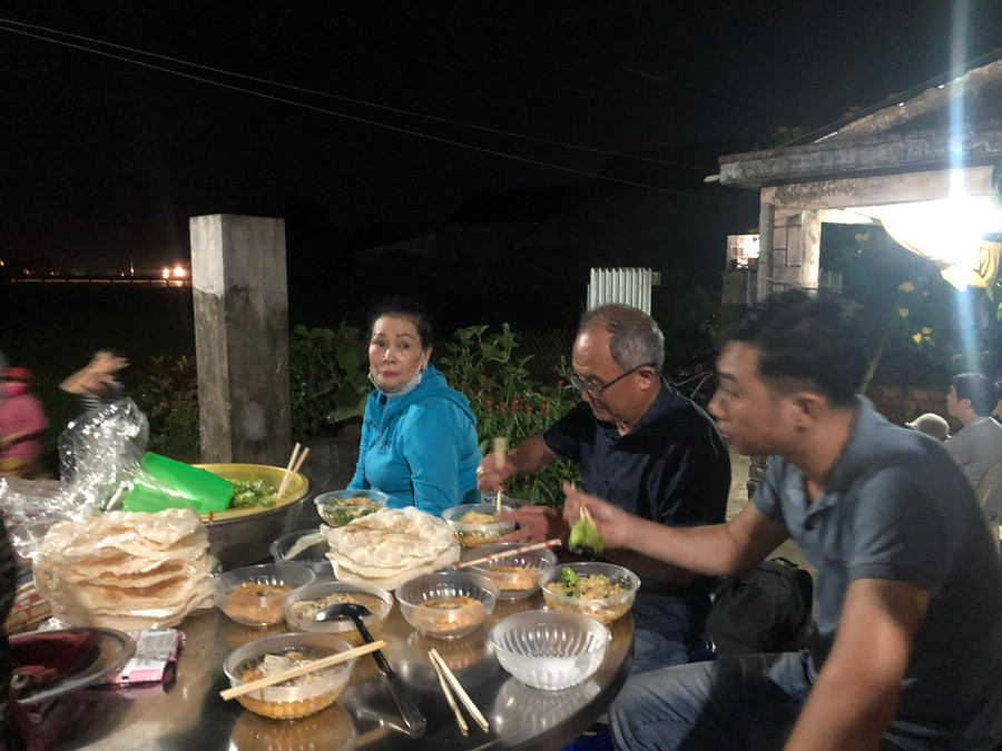 Người dân xóm 2 chuẩn bị những tô mì gói nóng hổi cho hành khách gặp nạn. Người dân xóm 2 chuẩn bị những tô mì gói nóng hổi cho hành khách gặp nạn.