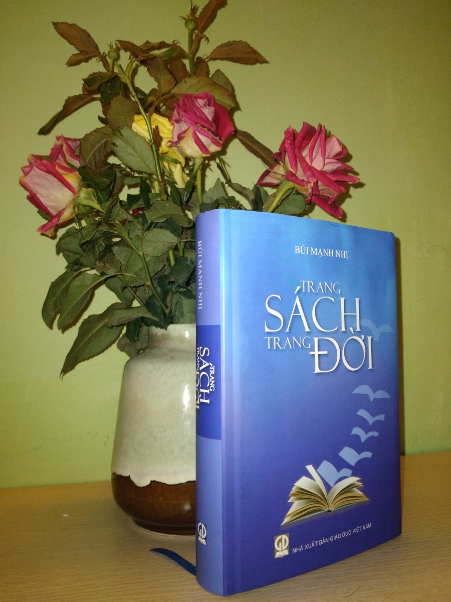 Từ &apos;Trang sách trang đời&apos; độc giả được gặp một thầy Bùi Mạnh Nhị đa tài. Ảnh: Bình Thanh.