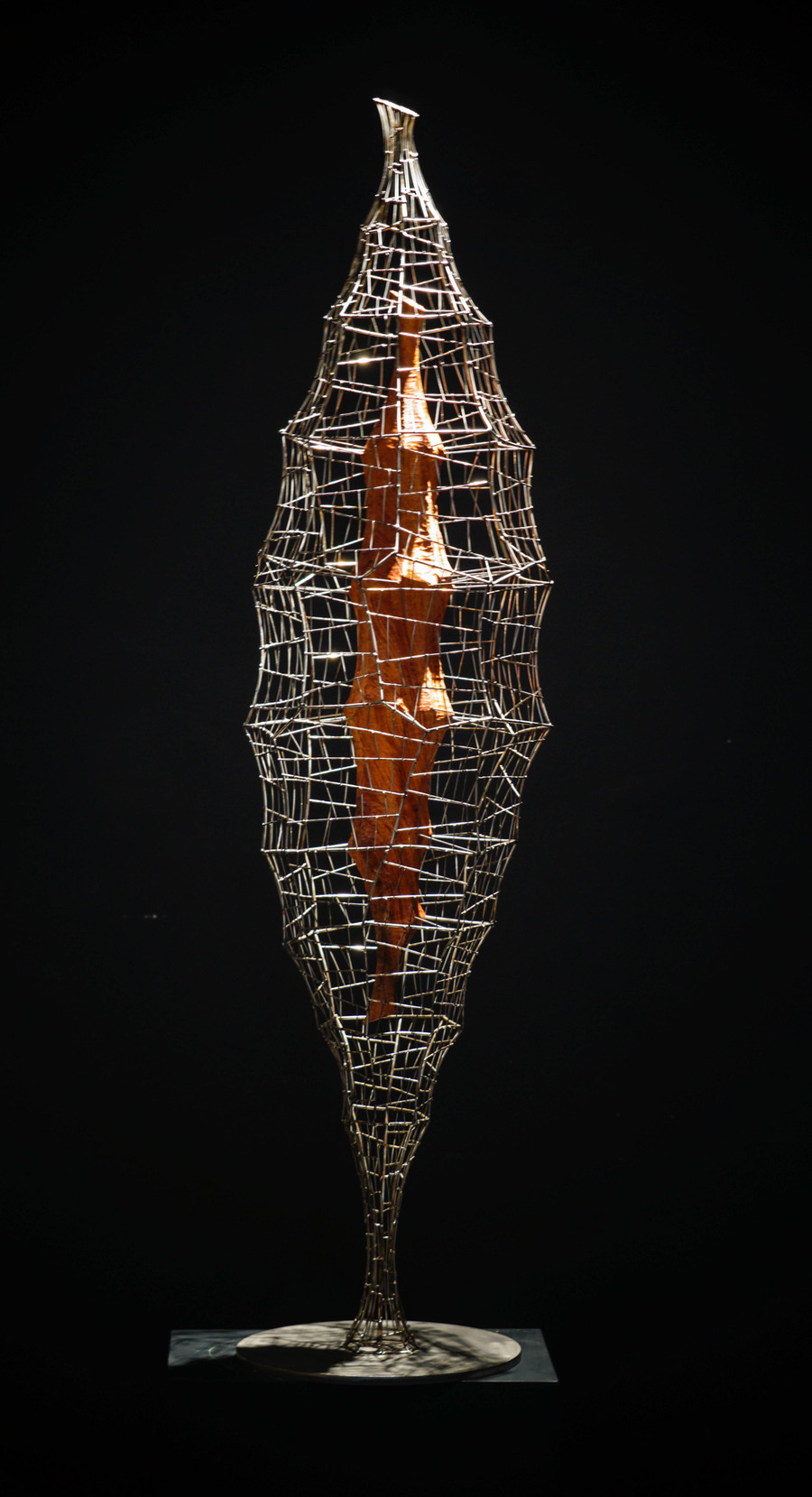 Tác phẩm 'Kén 06' của Nguyễn Ngọc Lâm - Gỗ và kim loại năm 2022. Tác phẩm 'Kén 06' của Nguyễn Ngọc Lâm - Gỗ và kim loại năm 2022.