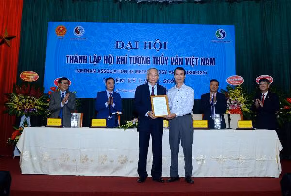 Đại diện Bộ Nội vụ trao Quyết định thành lập Hội KTTV Việt Nam