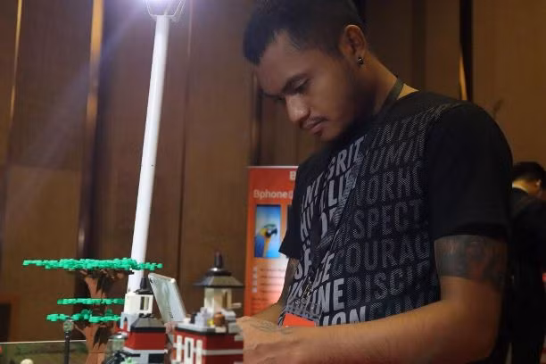 Người dân Myanmar đang xem sản phẩm Bphone 3 của Bkev