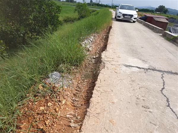 Lề đất bên cạnh mặt bê tông bị lún, hằn vết xe tải