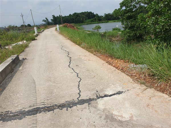 Từng đoạn đê nứt ngang, người dân lo ngại về chất lượng công trình.