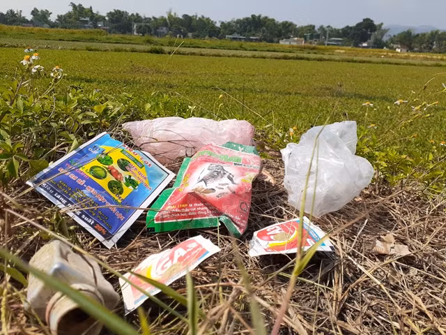 Vỏ chai, lọ, vỏ gói thuốc bảo vệ thực vật ném bừa bãi trên đồng ruộng.