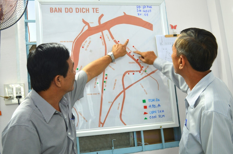 Theo dõi bản đồ dịch bệnh. Ảnh: M. Nguyễn