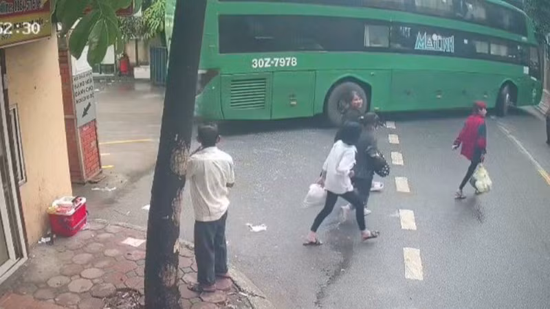 Hình ảnh các cháu bắt xe khách đi miền Nam tại bến xe Nước Ngầm (Công an tỉnh Bắc Giang cung cấp).