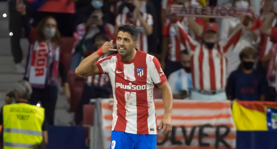 Cử chỉ ăn mừng "khó hiểu" của Suarez khi ghi bàn vào lưới đội bóng cũ Barca.