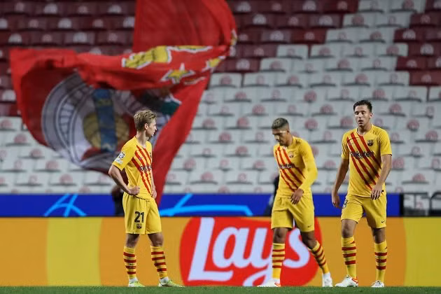 Cầu thủ Barca buồn bã sau trận thua Benfica 0-3.