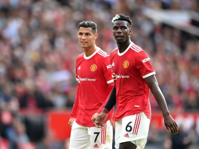  Pogba đang bị Ronaldo "át vía" tại Man Utd.