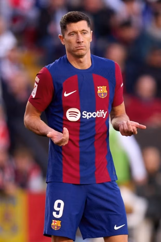 Robert Lewandowski nằm trong diện sẽ bị Barcelona thanh lý do hưởng lương quá cao.