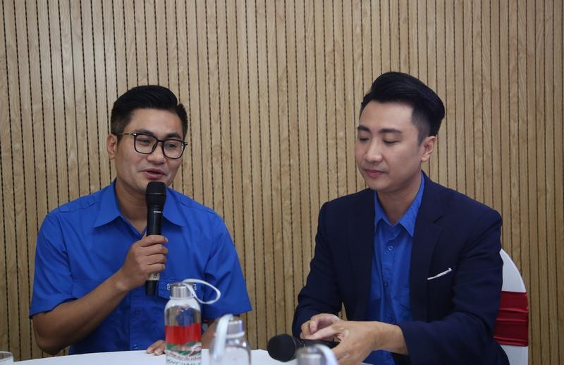 Tác giả Quản Văn Hải (bên trái) giành giải Nhất với ca khúc &quot;Sứ mệnh Thanh niên&quot;.