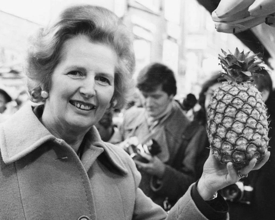 Cựu Thủ tướng Vương quốc Anh, Margaret Thatcher (1925 – 2013) chụp hình với King Pine (dứa vua).