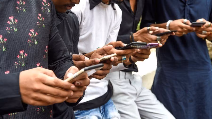 Vì nghèo túng, không tài sản thế chấp, nhiều cư dân Ấn Độ buộc phải đánh liều vay tiền qua ứng dụng trên Internet. Vì nghèo túng, không tài sản thế chấp, nhiều cư dân Ấn Độ buộc phải đánh liều vay tiền qua ứng dụng trên Internet.