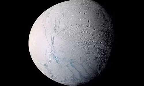 Mặt trăng Enceladus của sao Thổ. Ảnh đồ họa: NASA. VNE-Cassini-Finds-Global-Ocean-4801-1856