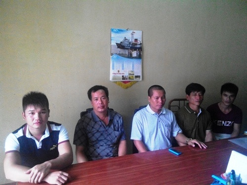 5 thuyền viên trên tàu BN 0818 được biên phòng cứu sống đưa vào bờ an toàn. Ảnh: BP 2015917152419-9195-1442500015.jpg