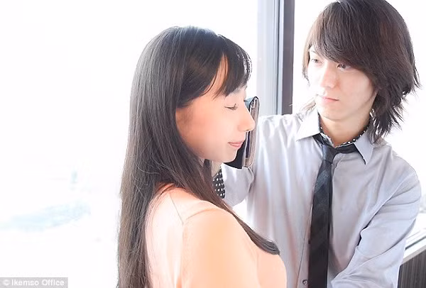 Chi 15 triệu để được trai đẹp lau nước mắt