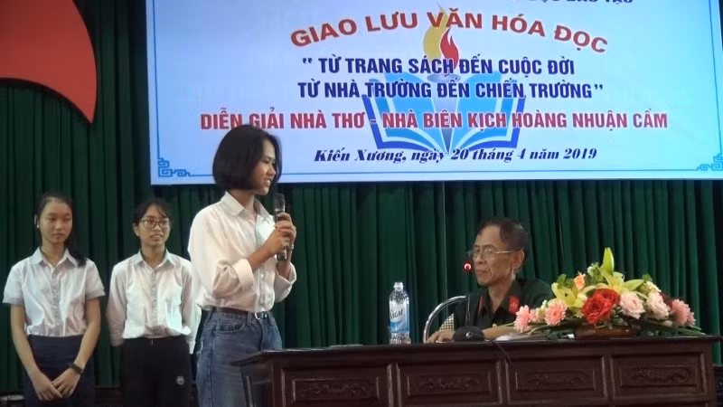 Nhiều bài thơ về học đường của Hoàng Nhuận Cầm được biết bao thế học trò yêu mến.