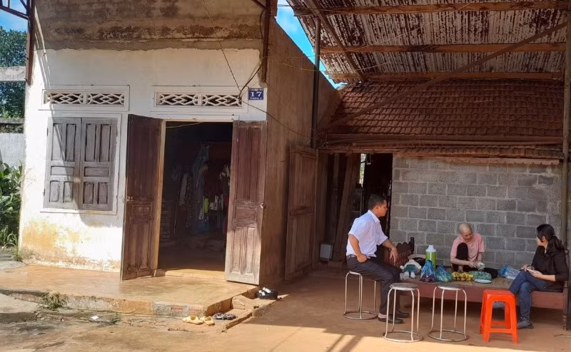 Căn nhà tuềnh toàng mà vợ chồng cô Ngân đang sinh sống.