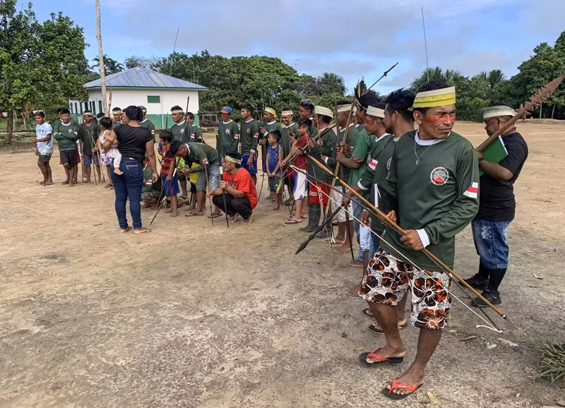 Các thành viên của 'Chiến binh của rừng', một nhóm an ninh Kanamari, tập trung tại làng Sao Luis ở Brazil. Ảnh: Hervé BAR/AFP