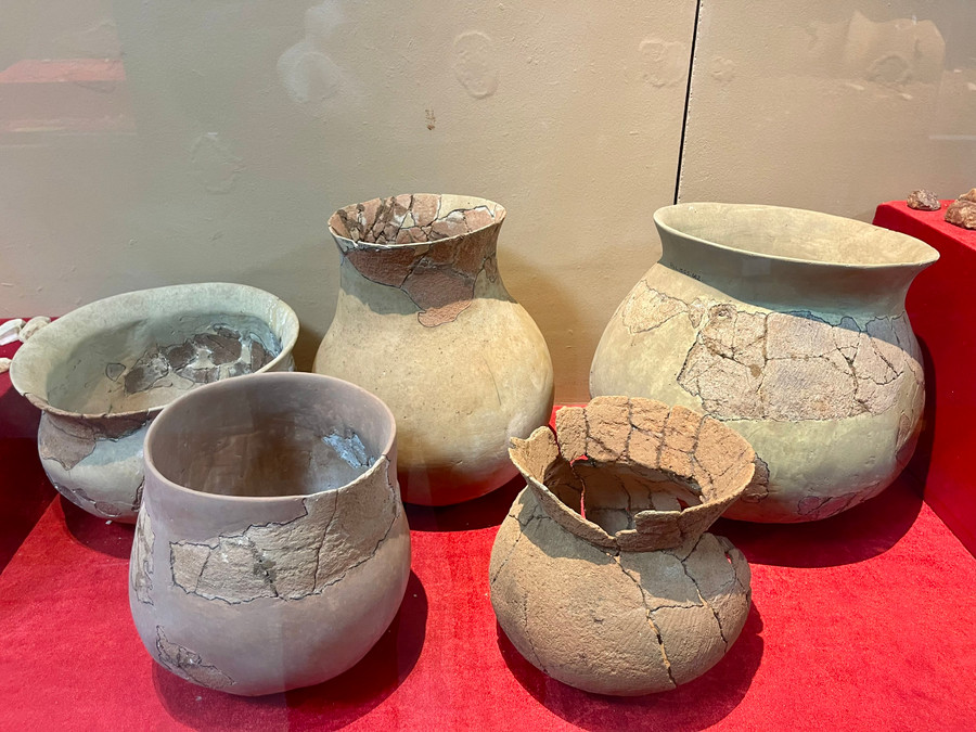 Những cổ vật ở Lung Leng được trưng bày tại Bảo tàng tỉnh Kon Tum. Những cổ vật ở Lung Leng được trưng bày tại Bảo tàng tỉnh Kon Tum.