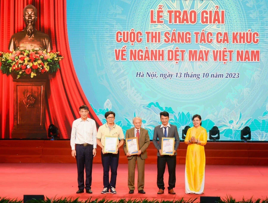 Nhạc sĩ Phạm Việt Long (thứ 3 từ phải sang) giải Ba Cuộc thi sáng tác ca khúc 'Giai điệu tự hào Dệt may Việt Nam'. Ảnh: NVCC.