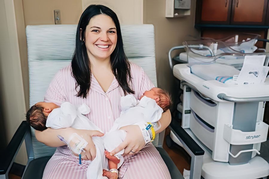 Kelsey Hatcher và hai đứa trẻ ra đời từ hai tử cung riêng biệt. Kelsey Hatcher và hai đứa trẻ ra đời từ hai tử cung riêng biệt.