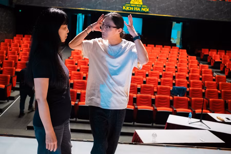 Đạo diễn, nhà sản xuất Nguyễn Hoàng Điệp trao đổi với đạo diễn Tsuyoshi Sugiyama. Ảnh: Nguyễn Hoàng Việt.