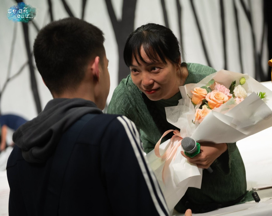 Đạo diễn, nhà sản xuất Nguyễn Hoàng Điệp xúc động khi được con trai cả lên tặng hoa và nhận xét vở kịch &apos;Hồn Trương Ba, da hàng thịt&apos; hay và nhiều bài học ý nghĩa, sâu sắc. Ảnh: Nguyễn Hoàng Việt