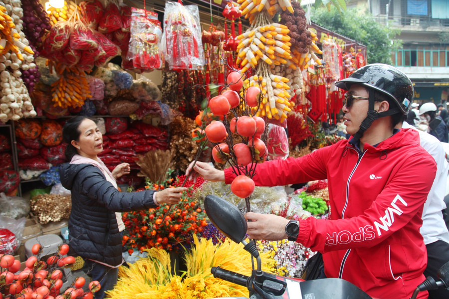 Bên cạnh các loại quả, hoa lụa, các thiết kế theo chủ đề Xuân được lên ý tưởng và thực hiện tinh tế, ý nghĩa cũng được nhiều nghệ nhân giới thiệu, với giá từ 500 nghìn - 15 triệu đồng/1 decor.