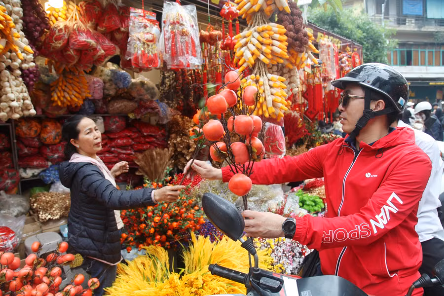 Bên cạnh các loại quả, hoa lụa, các thiết kế theo chủ đề Xuân được lên ý tưởng và thực hiện tinh tế, ý nghĩa cũng được nhiều nghệ nhân giới thiệu, với giá từ 500 nghìn - 15 triệu đồng/1 decor.