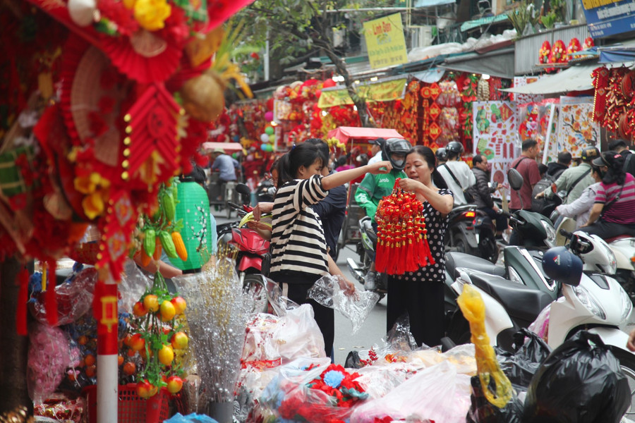 Dây trang trí thỏi vàng, đồng tiền vàng, hình rồng… có giá bán từ 30.000 - 250.000 đồng/dây.