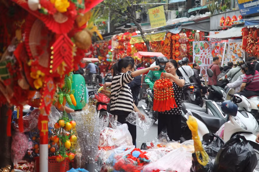 Dây trang trí thỏi vàng, đồng tiền vàng, hình rồng… có giá bán từ 30.000 - 250.000 đồng/dây.