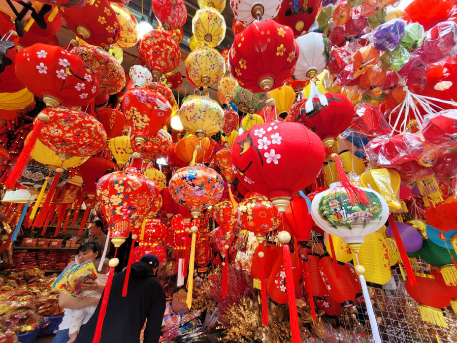 Các loại lồng đèn, lồng đèn phát sáng đa dạng kích cỡ, kiểu dáng, màu sắc đẹp mắt có giá dao động từ 50 nghìn - 350 nghìn đồng/chiếc được nhiều người tìm mua.