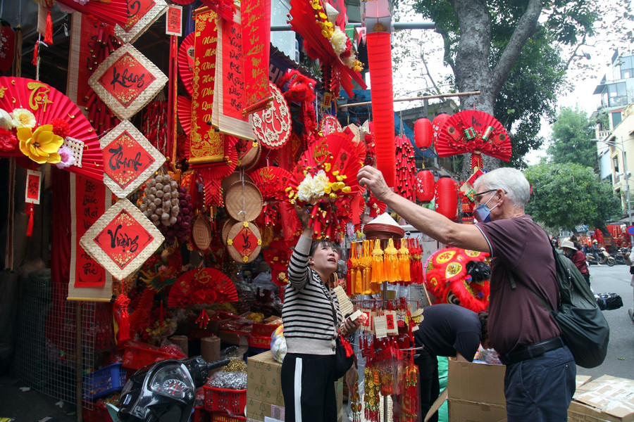 Nhiều bạn trẻ, du khách nước ngoài… háo hức, thích thú đến phố Hàng Mã để hòa mình trong không khí nhộn nhịp mua sắm và chụp ảnh check-in.