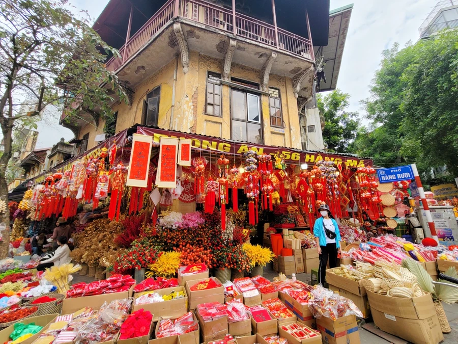 Đồ trang trí Tết năm nay đa dạng, phong phú với nhiều mẫu mã mới đẹp, ấn tượng, bắt mắt, giá cả phải chăng. Đặc biệt là các sản phẩm trang trí hình rồng luôn thu hút sự quan tâm của mọi người.