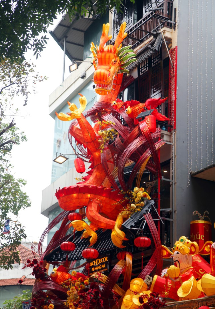 Một con rồng cao khoảng 6 m được trang trí ấn tượng, nằm phủ gần kín mặt tiền tòa nhà cửa hàng số 78 Hàng Mã.