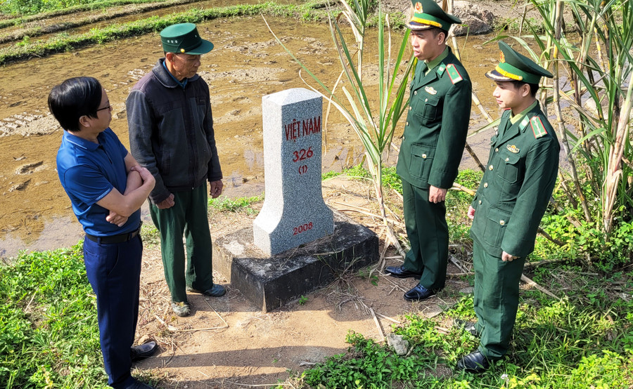 Cụ Hà Văn Lanh cùng các chiến sĩ biên phòng bên cột mốc 326.