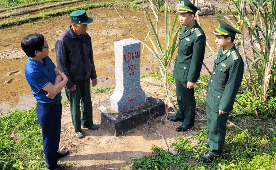 Cụ Hà Văn Lanh cùng các chiến sĩ biên phòng bên cột mốc 326. Cụ Hà Văn Lanh cùng các chiến sĩ biên phòng bên cột mốc 326.