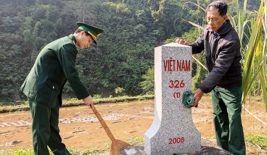 Cụ Lanh và chiến sĩ Đồn Biên phòng chăm sóc cột mốc. Cụ Lanh và chiến sĩ Đồn Biên phòng chăm sóc cột mốc.