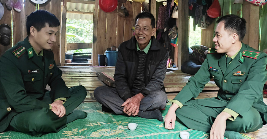 Cụ Hà Văn Lanh trò chuyện với cán bộ, chiến sĩ Đồn Biên phòng Cửa khẩu quốc tế Na Mèo.