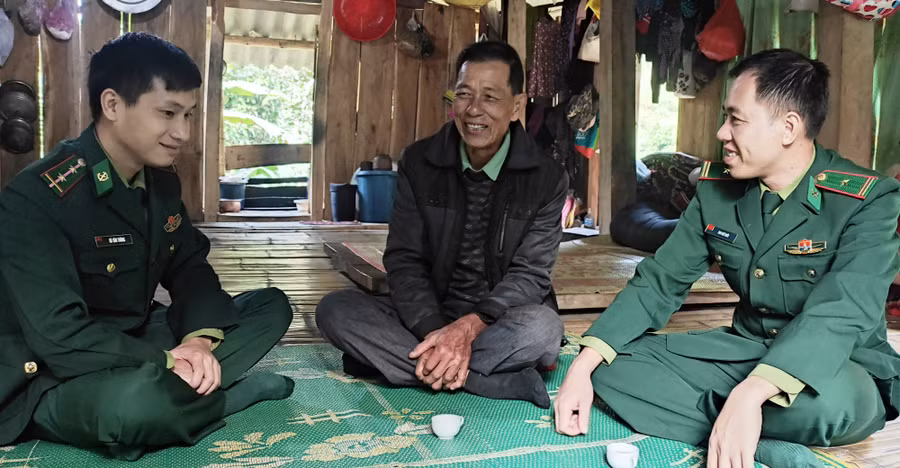 Cụ Hà Văn Lanh trò chuyện với cán bộ, chiến sĩ Đồn Biên phòng Cửa khẩu quốc tế Na Mèo. Cụ Hà Văn Lanh trò chuyện với cán bộ, chiến sĩ Đồn Biên phòng Cửa khẩu quốc tế Na Mèo.